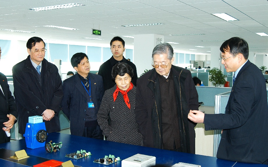 6全國科協(xié)原主席周光召調(diào)研四聯(lián)技術(shù)研發(fā).jpg